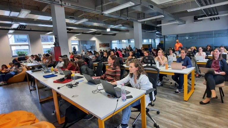 nők programozás képzés